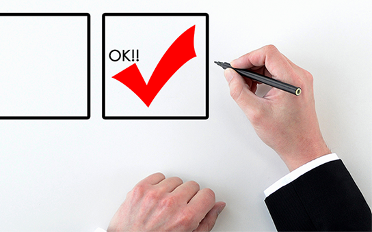 チェックを入れる人